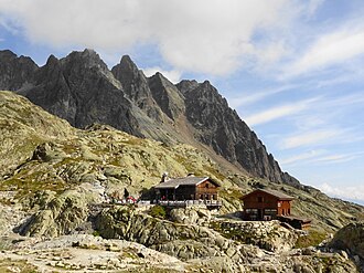 Chalets du Lac Blanc (2352m) dans le Massif des Aiguilles Rouges
