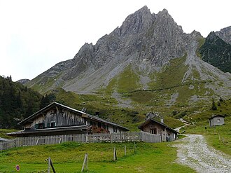 Refuge de la Balme et l'aiguille de la Pennaz