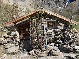 Une cabane de montagne sur le parcours des Fées (Crévoux) — Wikimedia Commons