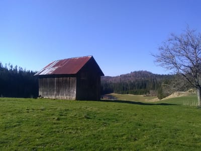 Photo de Cabane face à la roche de Combe Noire